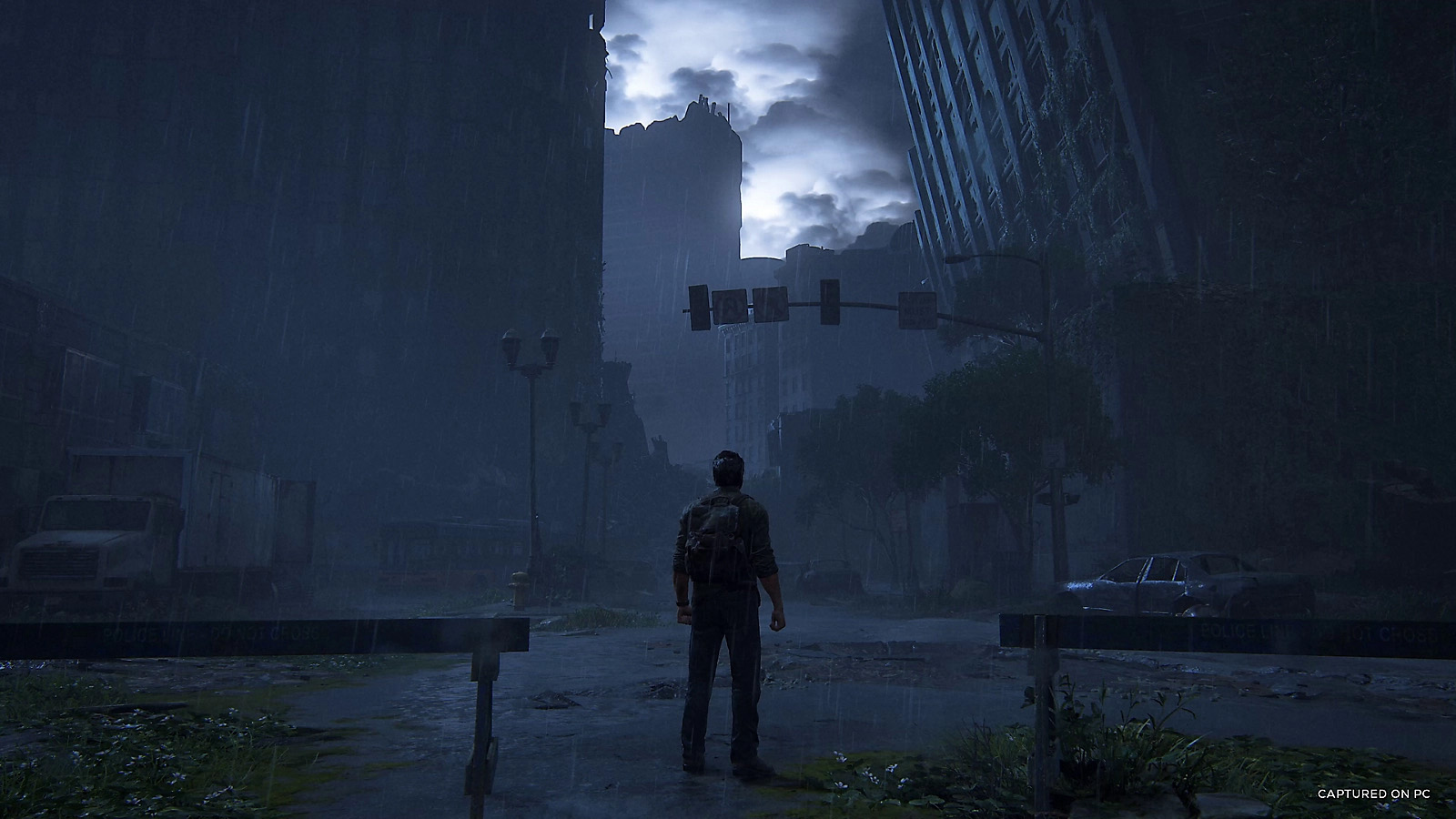 Titelbild zum Test zu The Last of Us Part 1, es ist eine nächtliche Szene in einer verlassenen Großstadt zu sehen.